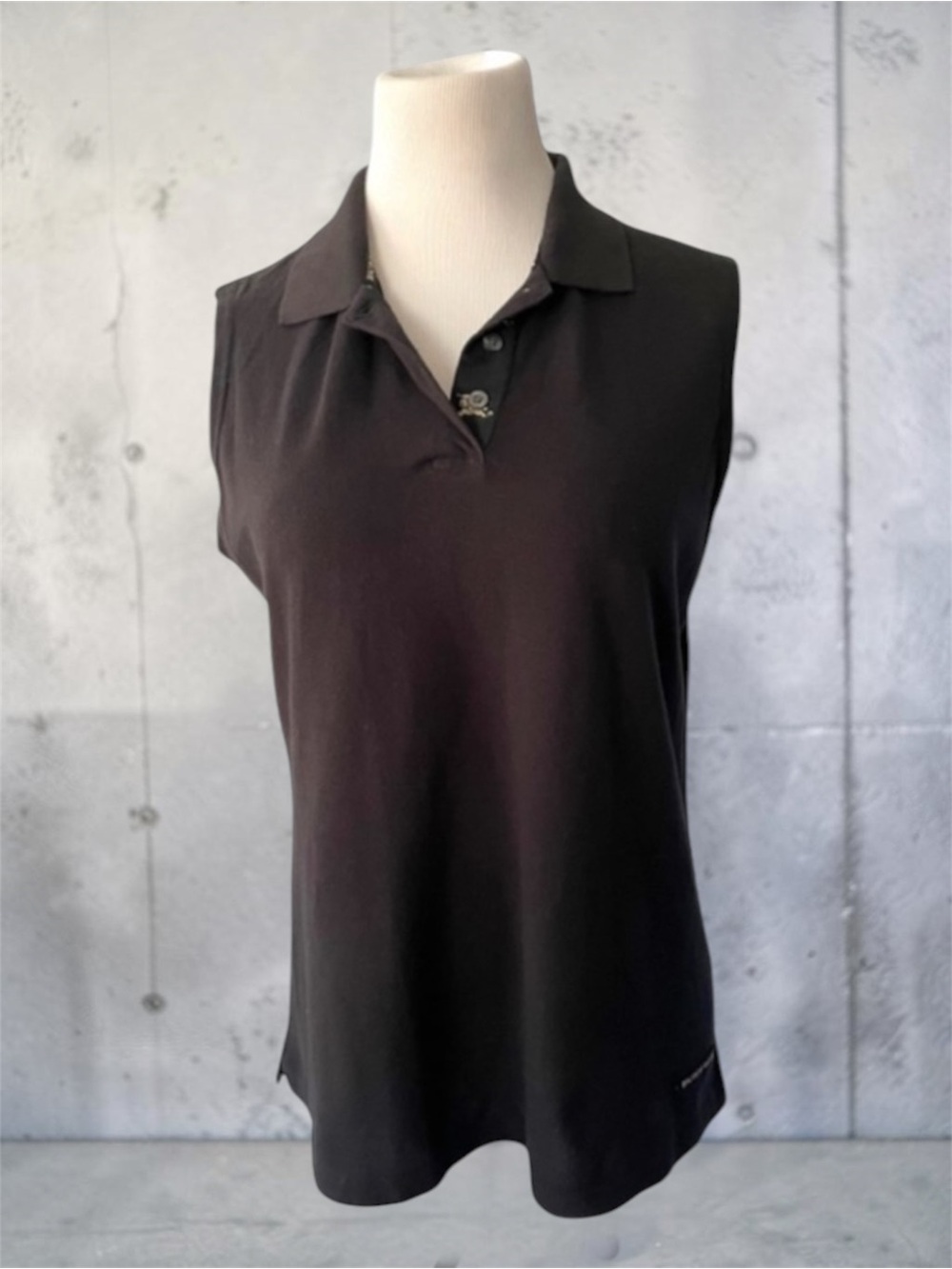 BURBERRY GOLF BLACK SLEEVELESS POLO SIZE LARGE